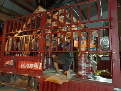 লোড করার জন্য দুটি ম্যানুয়ালার লোড করা হচ্ছে